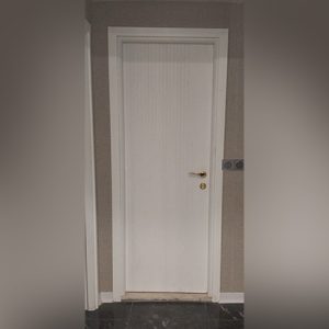 درب چوبی اتاق سفید شیار دار